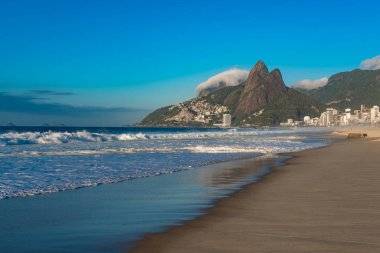 Ipanema Plajı güzel Rio de Janeiro Dağları ufukta ile okyanusa dalgalarda