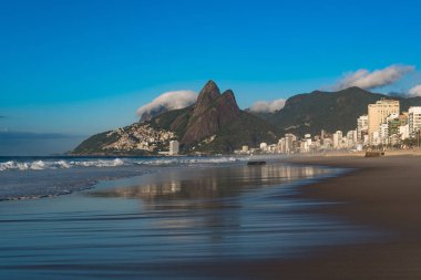 Ipanema Plajı güzel Rio de Janeiro Dağları ufukta ile okyanusa dalgalarda