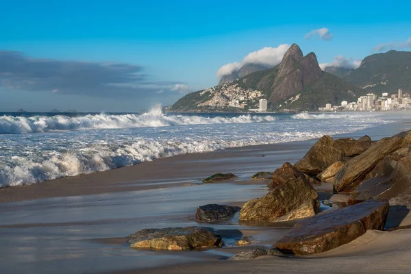 Волны Океане Пляже Ипанема Красивыми Горами Рио Жанейро Горизонте — стоковое фото