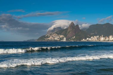 Ipanema Plajı görünümü sabah, Rio de Janeiro, Brezilya