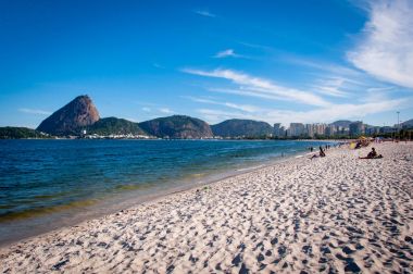 İnsanlar alarak güneşlenmek, deniz kıyısı