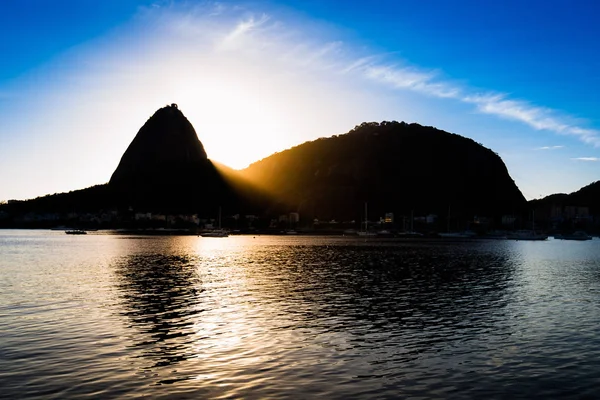 Silueta Montaña Sugarloaf Con Salida Del Sol Detrás Ella Rayos —  Fotos de Stock