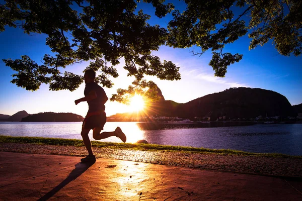 Silueta Del Hombre Corriendo Madrugada Durante Hermosa Salida Del Sol — Foto de Stock