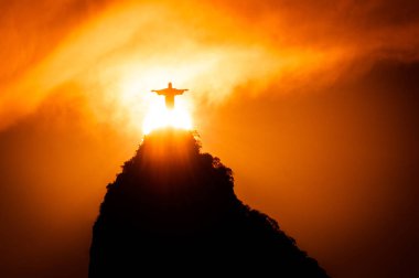 Rio de Janeiro, Brezilya - 17 Ocak 2018: ünlü Rio de Janeiro landmark - İsa kurtarıcı heykel Corcovado Dağı'nda. Siluet günbatımı tarafından.
