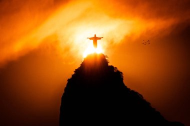 Rio de Janeiro, Brezilya - 17 Ocak 2018: ünlü Rio de Janeiro landmark - İsa kurtarıcı heykel Corcovado Dağı'nda. Siluet günbatımı tarafından.