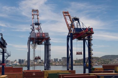 Rio de Janeiro, Brezilya - 18 Ocak 2018: Port boyunca Rio-Niteroi köprü vinçler. Manzarası ve dağlar kentin ufuk içinde görülebilir