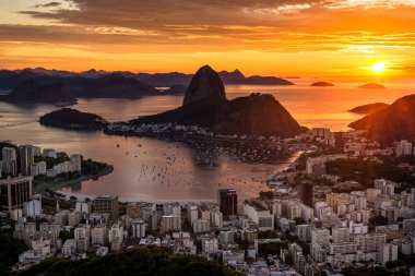 Rio de Janeiro şehir günbatımı sırasında panoramik manzaralı