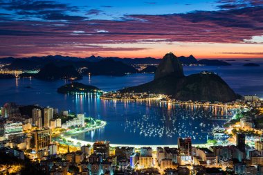 Rio de Janeiro şehir ışıkları gece zaman panoramik manzaralı