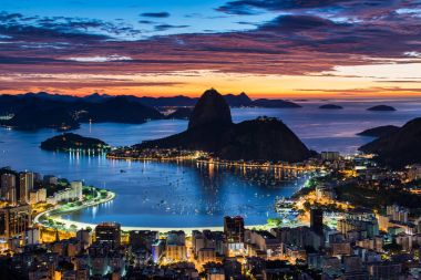 Rio de Janeiro şehir ışıkları gece zaman panoramik manzaralı