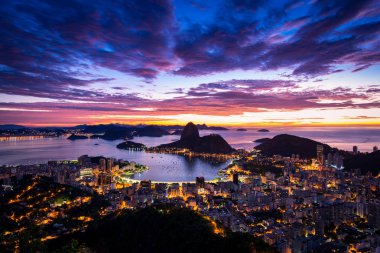 Rio de Janeiro şehir ışıkları gece zaman panoramik manzaralı