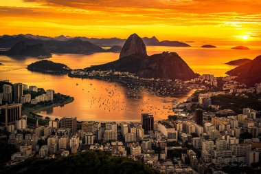 Rio de Janeiro şehir günbatımı sırasında panoramik manzaralı