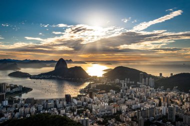 Rio de Janeiro şehir gün batımından önce panoramik manzaralı
