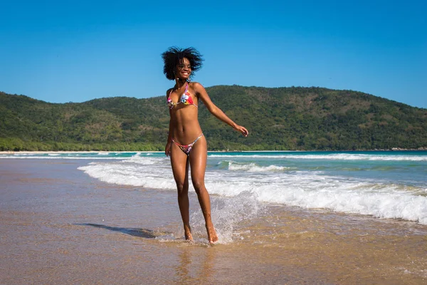 Wanita Muda Yang Cantik Bersenang Senang Pantai Berpasir — Stok Foto