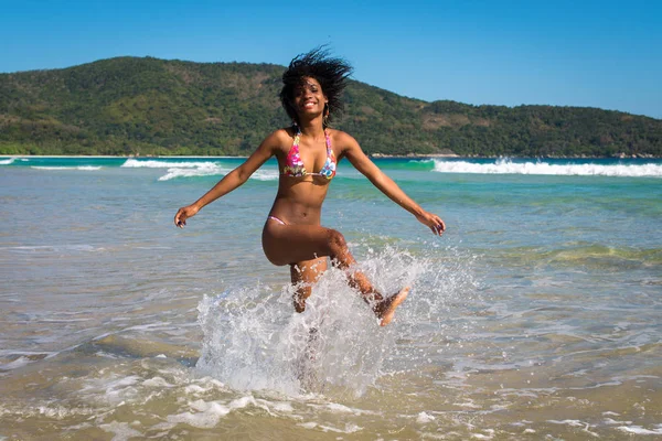 Mulher Bonita Divertindo Praia Areia — Fotografia de Stock