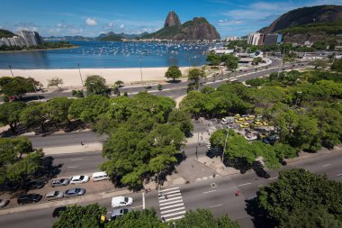Sugarloaf dağ Rio de Janeiro, Brezilya üzerinden Botafogo Alışveriş Merkezi Görünümü