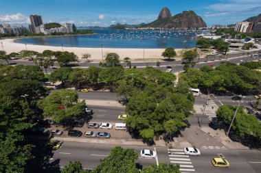 Sugarloaf dağ Rio de Janeiro, Brezilya üzerinden Botafogo Alışveriş Merkezi Görünümü
