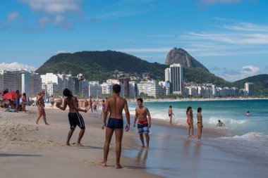 Rio de Janeiro, Brezilya - 1 Şubat 2018: Copacabana Plajı üzerinde plaj futbolu oynayan genç Brezilyalılar