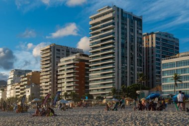 Rio de Janeiro, Brezilya - 1 Şubat 2018: pahalı apartman binaları önünde, Ipanema Plajı ve insanlar kum plajındaki