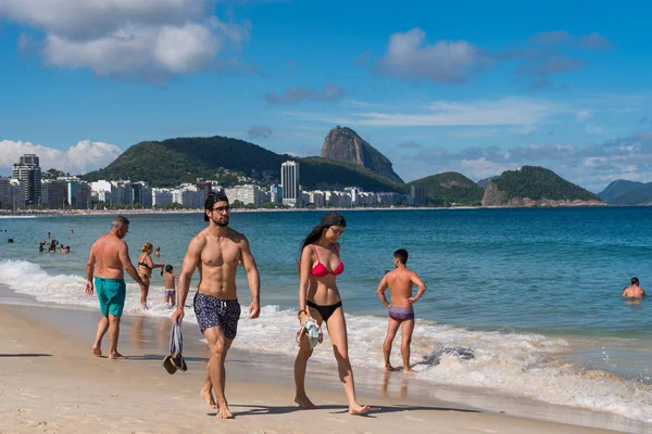 Río Janeiro Brasil Febrero 2018 Gente Playa Copacabana Caluroso Día — Foto de Stock