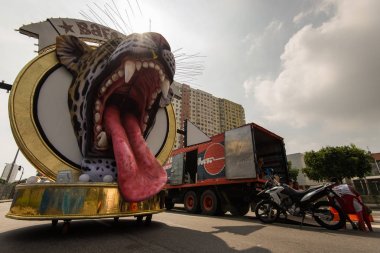 Rio de Janeiro, Brezilya - 17 Şubat 2018: Presidente Vargas avenue Samba Okulu tayin resmi geçit
