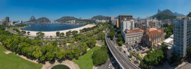 Rio De Janeiro, Brezilya - 16 Şubat 2018: Panoramik BotafogoPlajı Sugarloaf dağ ile ufukta
