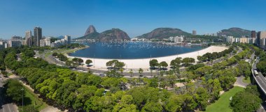 Rio De Janeiro, Brezilya - 16 Şubat 2018: Panoramik BotafogoPlajı Sugarloaf dağ ile ufukta