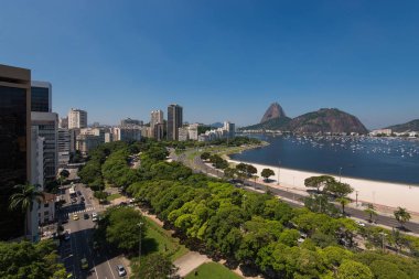Rio De Janeiro, Brezilya - 16 Şubat 2018: Panoramik BotafogoPlajı Sugarloaf dağ ile ufukta