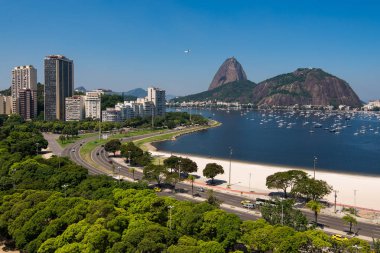 Rio De Janeiro, Brezilya - 16 Şubat 2018: Panoramik BotafogoPlajı Sugarloaf dağ ile ufukta