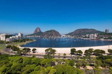 Rio De Janeiro, Brezilya - 16 Şubat 2018: Panoramik BotafogoPlajı Sugarloaf dağ ile ufukta