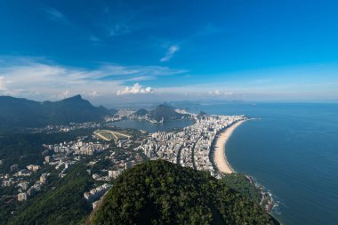 Havadan görünümü Rio de Janeiro şehri ile Ipanema Plajı, Rodrigo de Freitas lagün ve Corcovado dağ