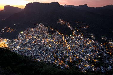 Rocinha panoramik görünüm akşam ışığında Rio de Janeiro şehrinde en büyük Favela