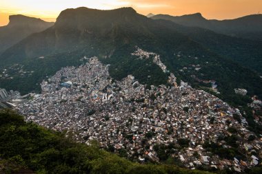 Rocinha panoramik görünüm akşam ışığında Rio de Janeiro şehrinde en büyük Favela
