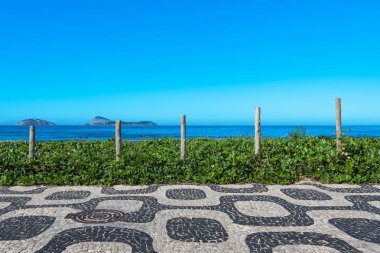 Ünlü Ipanema kaldırım mozaik ve okyanusta ufuk, Rio de Janeiro, Brezilya