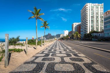 Ünlü Ipanema kaldırım mozaik ve okyanusta ufuk, Rio de Janeiro, Brezilya
