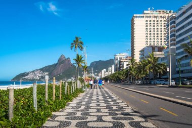 Ünlü Ipanema kaldırım mozaik ve okyanusta ufuk, Rio de Janeiro, Brezilya