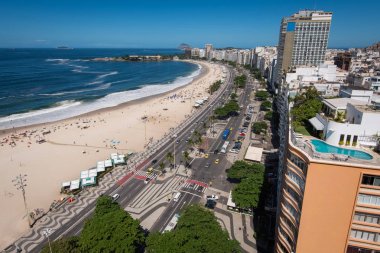 Rio de Janeiro, Brezilya için ünlü Copacabana Plajı görünümünü