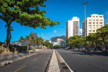 Yol boyunca Ipanema Plajı Rio de Janeiro, Brezilya için Bisiklete binme