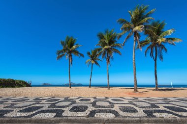 Ünlü Ipanema mozaik kaldırım ile palmiye ağaçlarında Beach, Rio de Janeiro, Brezilya için