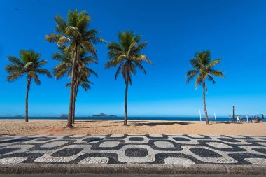 Ünlü Ipanema mozaik kaldırım ile palmiye ağaçlarında Beach, Rio de Janeiro, Brezilya için