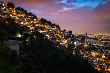 Rio de Janeiro gecekondu gece tepelerde görünümünü
