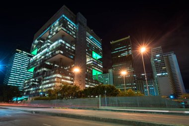 Rio de Janeiro, Brezilya - 17 Nisan 2018: geceleri sokak görünümünden bina Petrobras karargahı. Petrol ve gaz Sanayi Brezilya'da devi Petrobras olduğunu.