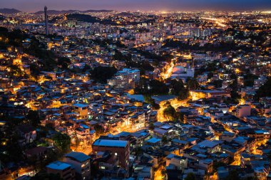Rio de Janeiro gecekondu Dusk tarafından tepelerde görünümünü