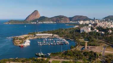 Marina da Gloria ile gemiler ve yatlar Guanabara Körfezi ve Rio de Janeiro, Brezilya için ufuk Sugarloaf dağda görünümü