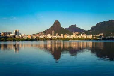 Güzel görünüm Rio de Janeiro Dağları yansıyan su Rodrigo de Freitas Lagoon içinde