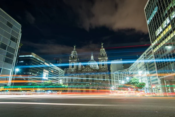 Candelaria Kyrkan Rio Janeiro City Downtown Med Trafikljus Vandringsleder Natten — Stockfoto