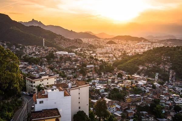 Légi Nézetet Rio Janeiro Szegény Területeken Nyomornegyedekben Hegyek Által Naplemente — Stock Fotó