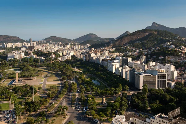 在巴西里约热内卢 在地平线上的凯莱建筑和科尔科瓦多山的看法 — 图库照片