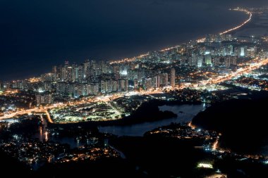 Rio de Janeiro 'daki Gecekondu ve Ipanema Mahallesinin Hava Gecesi Görünümü, Brezilya Halkının İki Farklı Gerçekliği