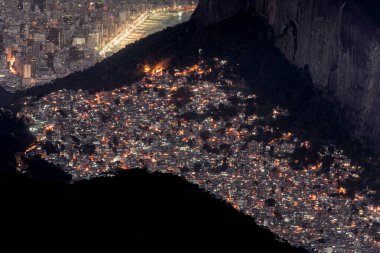 Rio de Janeiro 'daki Gecekondu ve Ipanema Mahallesinin Hava Gecesi Görünümü, Brezilya Halkının İki Farklı Gerçekliği