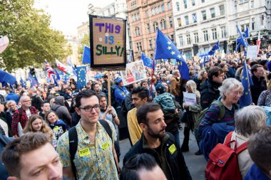 Londra, İngiltere, Birleşik Krallık - 19 Ekim 2019: Halkın Oy destekçileri, Londra şehir merkezinde yürüttükten sonra Westminster 'da bir araya geldiler..